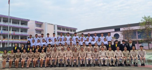 ทน.แม่สอด เข้าร่วมแสดงความยินดีและบันทึกภาพที่ระลึกร่วมกับคณะครูนักเรียนก่อนจบภาคเรียนมัธยมศึกษาปีที่ 6 โรงเรียนเทศบาลเฉลิมพระเกียรติสมเด็จพระเทพรัตนราชสุดาฯ สยามบรมราชกุมารี