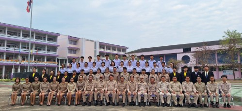 ทน.แม่สอด เข้าร่วมแสดงความยินดีและบันทึกภาพที่ระลึกร่วมกับคณะครูนักเรียนก่อนจบภาคเรียนมัธยมศึกษาปีที่ 6 โรงเรียนเทศบาลเฉลิมพระเกียรติสมเด็จพระเทพรัตนราชสุดาฯ สยามบรมราชกุมารี
