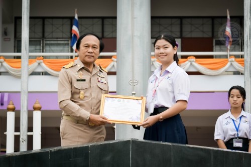 ทน.แม่สอด เข้าร่วมแสดงความยินดีและบันทึกภาพที่ระลึกร่วมกับคณะครูนักเรียนก่อนจบภาคเรียนมัธยมศึกษาปีที่ 6 โรงเรียนเทศบาลเฉลิมพระเกียรติสมเด็จพระเทพรัตนราชสุดาฯ สยามบรมราชกุมารี