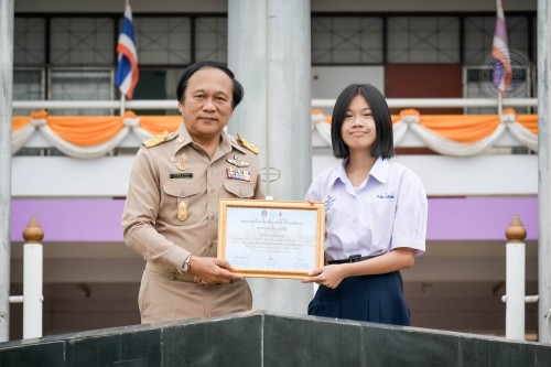 ทน.แม่สอด เข้าร่วมแสดงความยินดีและบันทึกภาพที่ระลึกร่วมกับคณะครูนักเรียนก่อนจบภาคเรียนมัธยมศึกษาปีที่ 6 โรงเรียนเทศบาลเฉลิมพระเกียรติสมเด็จพระเทพรัตนราชสุดาฯ สยามบรมราชกุมารี
