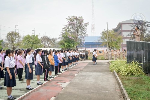 ทน.แม่สอด เข้าร่วมแสดงความยินดีและบันทึกภาพที่ระลึกร่วมกับคณะครูนักเรียนก่อนจบภาคเรียนมัธยมศึกษาปีที่ 6 โรงเรียนเทศบาลเฉลิมพระเกียรติสมเด็จพระเทพรัตนราชสุดาฯ สยามบรมราชกุมารี