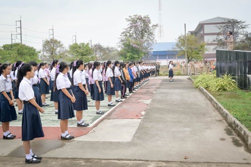 ทน.แม่สอด เข้าร่วมแสดงความยินดีและบันทึกภาพที่ระลึกร่วมกับคณะครูนักเรียนก่อนจบภาคเรียนมัธยมศึกษาปีที่ 6 โรงเรียนเทศบาลเฉลิมพระเกียรติสมเด็จพระเทพรัตนราชสุดาฯ สยามบรมราชกุมารี