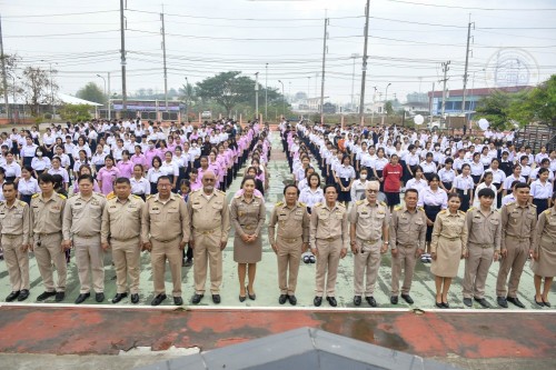 ทน.แม่สอด เข้าร่วมแสดงความยินดีและบันทึกภาพที่ระลึกร่วมกับคณะครูนักเรียนก่อนจบภาคเรียนมัธยมศึกษาปีที่ 6 โรงเรียนเทศบาลเฉลิมพระเกียรติสมเด็จพระเทพรัตนราชสุดาฯ สยามบรมราชกุมารี