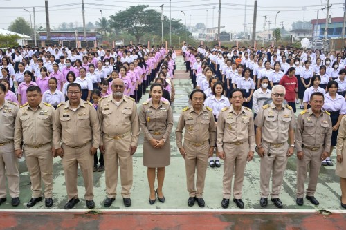 ทน.แม่สอด เข้าร่วมแสดงความยินดีและบันทึกภาพที่ระลึกร่วมกับคณะครูนักเรียนก่อนจบภาคเรียนมัธยมศึกษาปีที่ 6 โรงเรียนเทศบาลเฉลิมพระเกียรติสมเด็จพระเทพรัตนราชสุดาฯ สยามบรมราชกุมารี