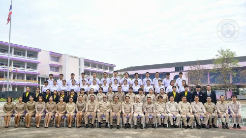 ทน.แม่สอด เข้าร่วมแสดงความยินดีและบันทึกภาพที่ระลึกร่วมกับคณะครูนักเรียนก่อนจบภาคเรียนมัธยมศึกษาปีที่ 6 โรงเรียนเทศบาลเฉลิมพระเกียรติสมเด็จพระเทพรัตนราชสุดาฯ สยามบรมราชกุมารี