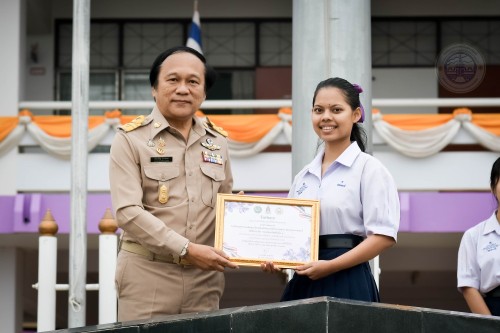 ทน.แม่สอด เข้าร่วมแสดงความยินดีและบันทึกภาพที่ระลึกร่วมกับคณะครูนักเรียนก่อนจบภาคเรียนมัธยมศึกษาปีที่ 6 โรงเรียนเทศบาลเฉลิมพระเกียรติสมเด็จพระเทพรัตนราชสุดาฯ สยามบรมราชกุมารี