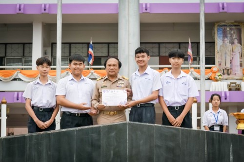 ทน.แม่สอด เข้าร่วมแสดงความยินดีและบันทึกภาพที่ระลึกร่วมกับคณะครูนักเรียนก่อนจบภาคเรียนมัธยมศึกษาปีที่ 6 โรงเรียนเทศบาลเฉลิมพระเกียรติสมเด็จพระเทพรัตนราชสุดาฯ สยามบรมราชกุมารี