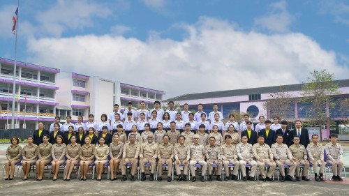 ทน.แม่สอด เข้าร่วมแสดงความยินดีและบันทึกภาพที่ระลึกร่วมกับคณะครูนักเรียนก่อนจบภาคเรียนมัธยมศึกษาปีที่ 6 โรงเรียนเทศบาลเฉลิมพระเกียรติสมเด็จพระเทพรัตนราชสุดาฯ สยามบรมราชกุมารี
