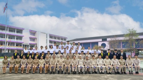 ทน.แม่สอด เข้าร่วมแสดงความยินดีและบันทึกภาพที่ระลึกร่วมกับคณะครูนักเรียนก่อนจบภาคเรียนมัธยมศึกษาปีที่ 6 โรงเรียนเทศบาลเฉลิมพระเกียรติสมเด็จพระเทพรัตนราชสุดาฯ สยามบรมราชกุมารี