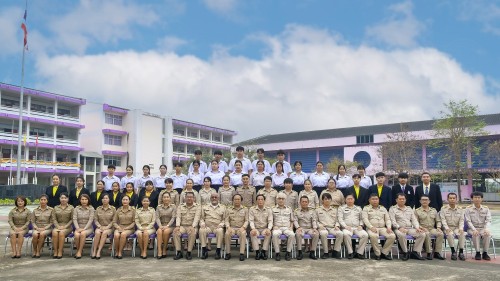ทน.แม่สอด เข้าร่วมแสดงความยินดีและบันทึกภาพที่ระลึกร่วมกับคณะครูนักเรียนก่อนจบภาคเรียนมัธยมศึกษาปีที่ 6 โรงเรียนเทศบาลเฉลิมพระเกียรติสมเด็จพระเทพรัตนราชสุดาฯ สยามบรมราชกุมารี