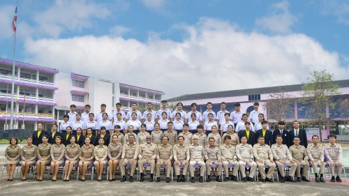 ทน.แม่สอด เข้าร่วมแสดงความยินดีและบันทึกภาพที่ระลึกร่วมกับคณะครูนักเรียนก่อนจบภาคเรียนมัธยมศึกษาปีที่ 6 โรงเรียนเทศบาลเฉลิมพระเกียรติสมเด็จพระเทพรัตนราชสุดาฯ สยามบรมราชกุมารี