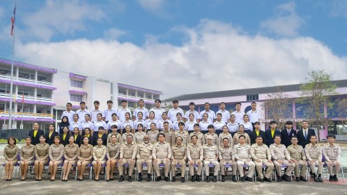 ทน.แม่สอด เข้าร่วมแสดงความยินดีและบันทึกภาพที่ระลึกร่วมกับคณะครูนักเรียนก่อนจบภาคเรียนมัธยมศึกษาปีที่ 6 โรงเรียนเทศบาลเฉลิมพระเกียรติสมเด็จพระเทพรัตนราชสุดาฯ สยามบรมราชกุมารี