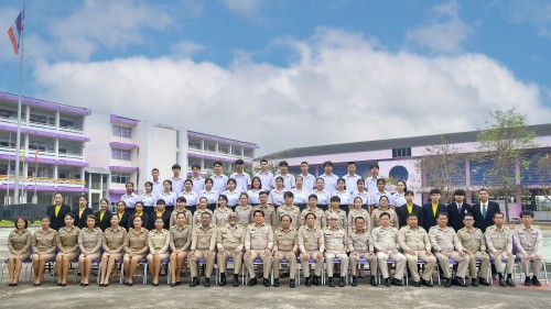 ทน.แม่สอด เข้าร่วมแสดงความยินดีและบันทึกภาพที่ระลึกร่วมกับคณะครูนักเรียนก่อนจบภาคเรียนมัธยมศึกษาปีที่ 6 โรงเรียนเทศบาลเฉลิมพระเกียรติสมเด็จพระเทพรัตนราชสุดาฯ สยามบรมราชกุมารี