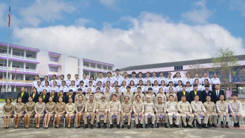 ทน.แม่สอด เข้าร่วมแสดงความยินดีและบันทึกภาพที่ระลึกร่วมกับคณะครูนักเรียนก่อนจบภาคเรียนมัธยมศึกษาปีที่ 6 โรงเรียนเทศบาลเฉลิมพระเกียรติสมเด็จพระเทพรัตนราชสุดาฯ สยามบรมราชกุมารี