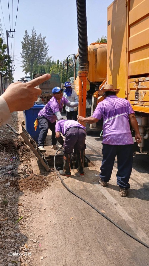 ทน.แม่สอด ลงพื้นที่ดำเนินการขุดลอกท่อระบายน้ำ บริเวณชุมชนมณีไพรสณฑ์