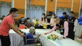 ทน.แม่สอดมอบเงินช่วยเหลือผู้ประสบสภาวะยากลำบากจากสถานการณ์โควิด-19 วันที่ 2