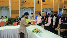 ทน.แม่สอดมอบเงินช่วยเหลือผู้ประสบสภาวะยากลำบากจากสถานการณ์โควิด-19 วันที่ 2