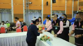 ทน.แม่สอดมอบเงินช่วยเหลือผู้ประสบสภาวะยากลำบากจากสถานการณ์โควิด-19 วันที่ 2