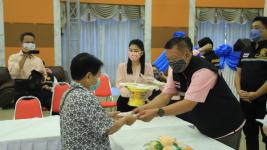 ทน.แม่สอดมอบเงินช่วยเหลือผู้ประสบสภาวะยากลำบากจากสถานการณ์โควิด-19 วันที่ 2