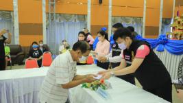 ทน.แม่สอดมอบเงินช่วยเหลือผู้ประสบสภาวะยากลำบากจากสถานการณ์โควิด-19 วันที่ 2