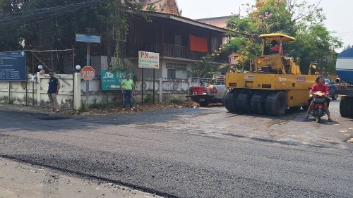 เทศบาลนครแม่สอด ลงพื้นที่ดำเนินการตรวจสอบความเรียบร้อย การลาดยางแอสฟัลท์ติก ถนนประสาทวิถี