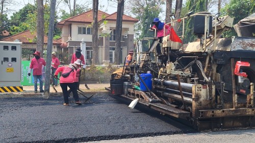 เทศบาลนครแม่สอด ลงพื้นที่ดำเนินการตรวจสอบความเรียบร้อย การลาดยางแอสฟัลท์ติก ถนนประสาทวิถี