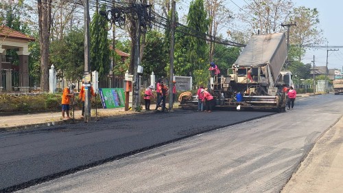 เทศบาลนครแม่สอด ลงพื้นที่ดำเนินการตรวจสอบความเรียบร้อย การลาดยางแอสฟัลท์ติก ถนนประสาทวิถี