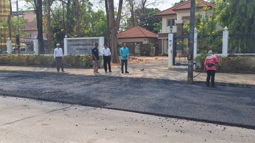 เทศบาลนครแม่สอด ลงพื้นที่ดำเนินการตรวจสอบความเรียบร้อย การลาดยางแอสฟัลท์ติก ถนนประสาทวิถี