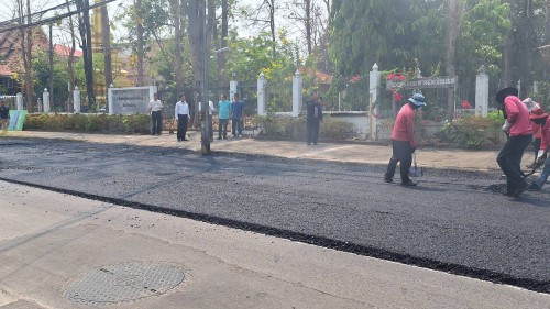 เทศบาลนครแม่สอด ลงพื้นที่ดำเนินการตรวจสอบความเรียบร้อย การลาดยางแอสฟัลท์ติก ถนนประสาทวิถี