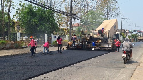 เทศบาลนครแม่สอด ลงพื้นที่ดำเนินการตรวจสอบความเรียบร้อย การลาดยางแอสฟัลท์ติก ถนนประสาทวิถี
