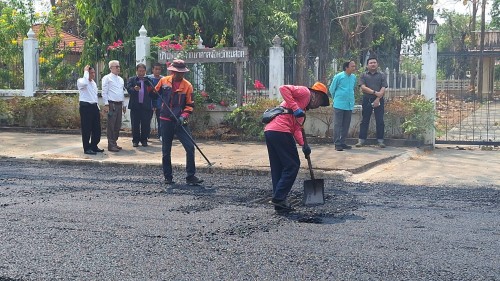 เทศบาลนครแม่สอด ลงพื้นที่ดำเนินการตรวจสอบความเรียบร้อย การลาดยางแอสฟัลท์ติก ถนนประสาทวิถี