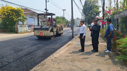 เทศบาลนครแม่สอด ลงพื้นที่ดำเนินการตรวจสอบความเรียบร้อย การลาดยางแอสฟัลท์ติก ถนนประสาทวิถี