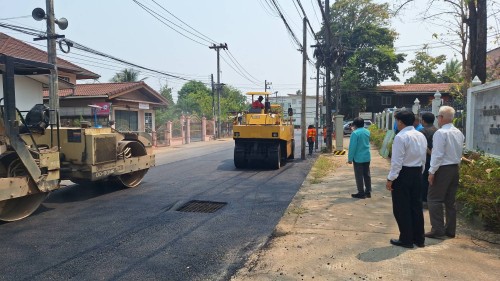 เทศบาลนครแม่สอด ลงพื้นที่ดำเนินการตรวจสอบความเรียบร้อย การลาดยางแอสฟัลท์ติก ถนนประสาทวิถี