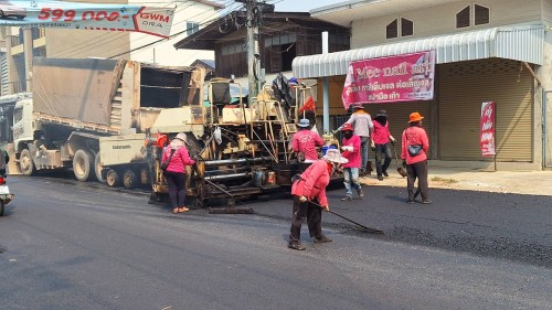 เทศบาลนครแม่สอด ลงพื้นที่ดำเนินการตรวจสอบ ความเรียบร้อย การลาดยางแอสฟัลท์ติก ถนนประสาทวิถี