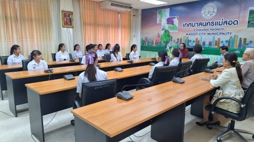 ทน.แม่สอด มอบใบประกาศเกียรติคุณให้แก่นักเรียน ผู้ฝึกประสบการณ์ด้านการแพทย์ภายในคลินิกชุมชนอบอุ่น และฝึกประสบการณ์งานธุรการในสำนักงานเทศบาลนครแม่สอด 
