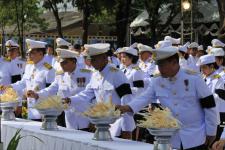 เทศบาลนครแม่สอด เข้าร่วมพิธีถวายดอกไม้จันทน์ ในพระราชพิธีถวายพระเพลิงพระบรมศพ พระบาทสมเด็จพระปรมินทรมหาภูมิพลอดุลยเดช บรมนาถบพิตร