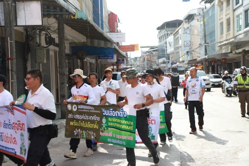 ทน.แม่สอด จัดกิจกรรมเดินรณรงค์ประชาสัมพันธ์เชิญชวนให้ประชาชนไปใช้สิทธิ เลือกตั้งสมาชิกสภาเทศบาลนครแม่สอด และนายกเทศมนตรีนครแม่สอด 
