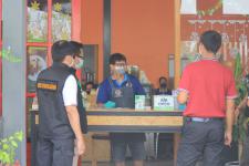 ทน.แม่สอด ออกตรวจห้างร้าน ร้านสะดวกซื้อ ร้านอาหาร ร้านนวดต่างๆ ในเขตเทศบาล