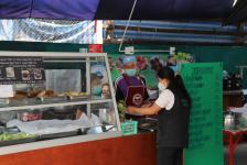 ทน.แม่สอด ออกตรวจห้างร้าน ร้านสะดวกซื้อ ร้านอาหาร ร้านนวดต่างๆ ในเขตเทศบาล