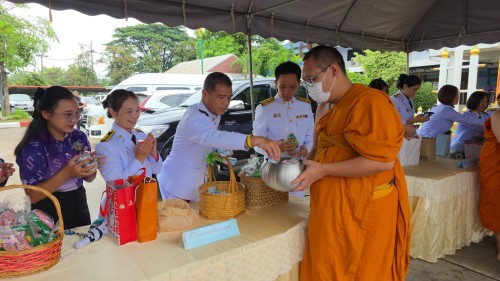 เทศบาลนครแม่สอด เข้าร่วมพิธีเจริญพระพุทธมนต์และพิธีทำบุญตักบาตรถวายพระราชกุศล เนื่องในโอกาสวันเฉลิมพระชนมพรรษา สมเด็จพระนางเจ้าฯ พระบรมราชินี 3 มิถุนายน 2568