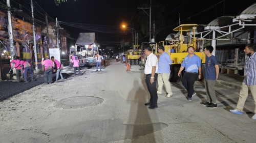 ทน.แม่สอด ลงพื้นที่การลาดยางแอสฟัลท์ติกถนนประสาทวิถี