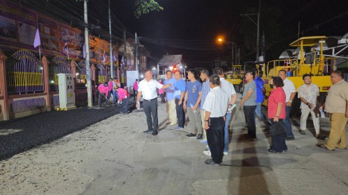 ทน.แม่สอด ลงพื้นที่การลาดยางแอสฟัลท์ติกถนนประสาทวิถี