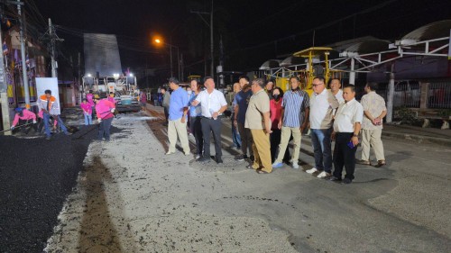 ทน.แม่สอด ลงพื้นที่การลาดยางแอสฟัลท์ติกถนนประสาทวิถี