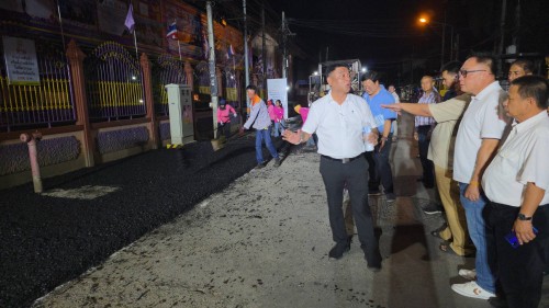 ทน.แม่สอด ลงพื้นที่การลาดยางแอสฟัลท์ติกถนนประสาทวิถี