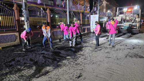 ทน.แม่สอด ลงพื้นที่การลาดยางแอสฟัลท์ติกถนนประสาทวิถี