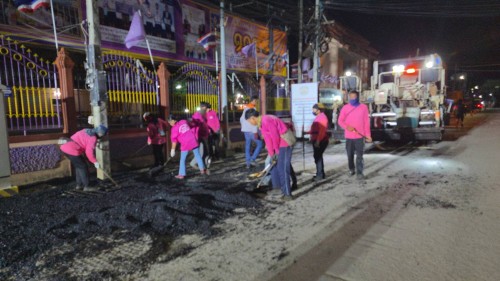 ทน.แม่สอด ลงพื้นที่การลาดยางแอสฟัลท์ติกถนนประสาทวิถี