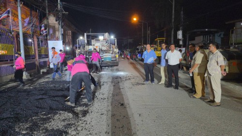 ทน.แม่สอด ลงพื้นที่การลาดยางแอสฟัลท์ติกถนนประสาทวิถี