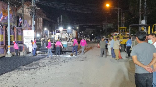ทน.แม่สอด ลงพื้นที่การลาดยางแอสฟัลท์ติกถนนประสาทวิถี