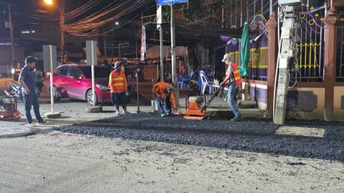 ทน.แม่สอด ลงพื้นที่การลาดยางแอสฟัลท์ติกถนนประสาทวิถี