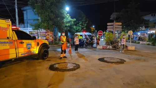 ทน.แม่สอด ลงพื้นที่การลาดยางแอสฟัลท์ติกถนนประสาทวิถี